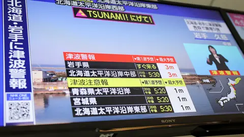 Una pantalla de televisión muestra un reportaje sobre la alerta de tsunami emitida por la Agencia Meteorológica de Japón Una pantalla de televisión muestra un reportaje sobre la alerta de tsunami emitida por la Agencia Meteorológica de Japón/ REUTERS/Issei Kato