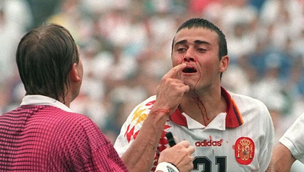 Luis Enrique quejándose del codazo propinado por el defensor italiano Tassoti.