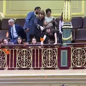 Surrealista momento en el Congreso: dos activistas del Sindicatos de Inquilinas desalojas tras interrumpir y tirar panfletos Surrealista momento en el Congreso: dos activistas del Sindicatos de Inquilinas desalojas tras interrumpir y tirar panfletos