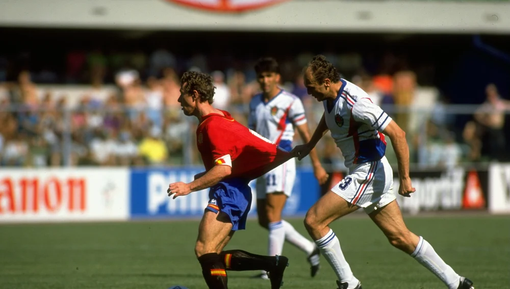 Emilio Butragueño conduce un balón mientras le agarra un defensa de la selección yugoslava. Emilio Butragueño conduce un balón mientras le agarra un defensa de la selección yugoslava.