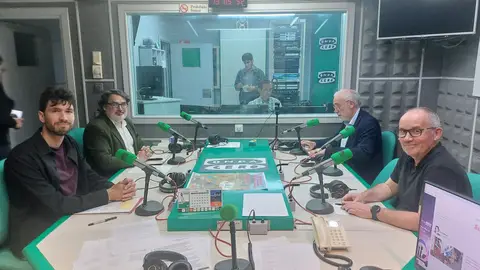 El gobierno de Santiago niega "turismofobia" mientras desde el PSOE alertan del descenso de pasajeros en el aeropuerto de Santiago y el PP acusa de "falta de una política turística coherente" en Raxoi El gobierno de Santiago niega "turismofobia" mientras desde el PSOE alertan del descenso de pasajeros en el aeropuerto de Santiago y el PP acusa de "falta de una política turística coherente" en Raxoi