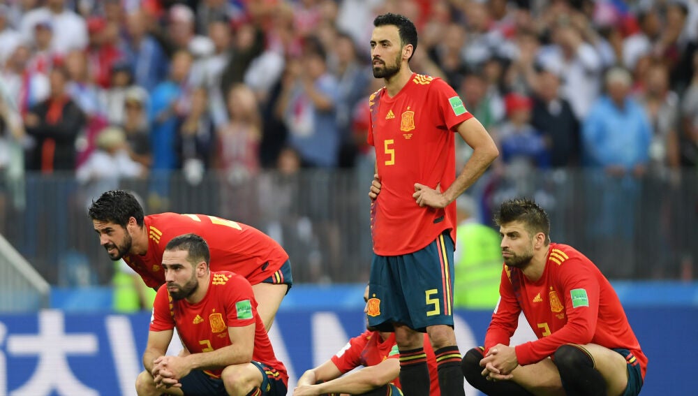Los jugadores de la selección, cabizbajos tras la eliminación en penaltis contra Rusia.