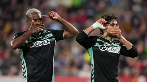 Bakambu y Abde, tras el segundo gol del Betis en Montilivi. Bakambu y Abde, tras el segundo gol del Betis en Montilivi.