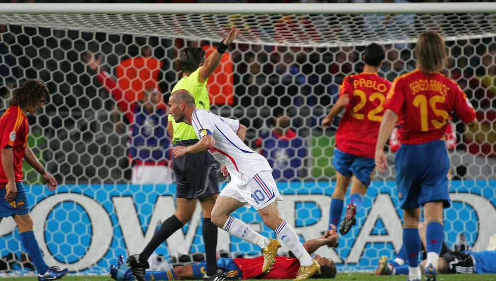 Zinedine Zidane, celebrando uno de los goles que eliminó a España en 2006. Zinedine Zidane, celebrando uno de los goles que eliminó a España en 2006.