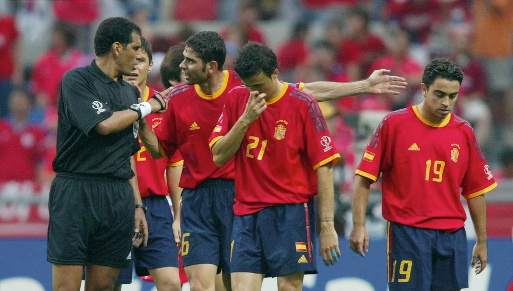 Los jugadores de la selección quejándose del arbitraje al egipcio Gamal Al-Ghandour Los jugadores de la selección quejándose del arbitraje al egipcio Gamal Al-Ghandour