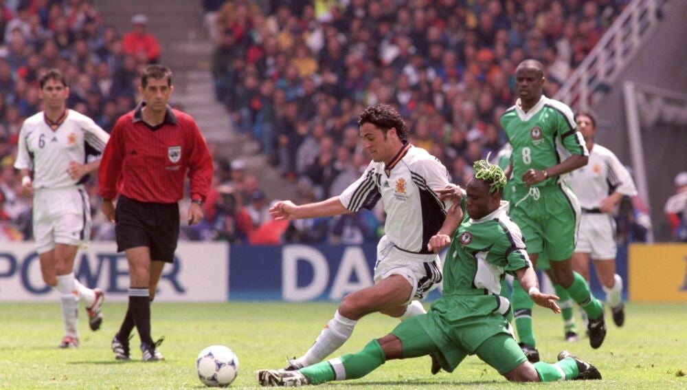 Kiko Narváez, disputando un balón contra Nigeria en el Mundial de Francia 1998.