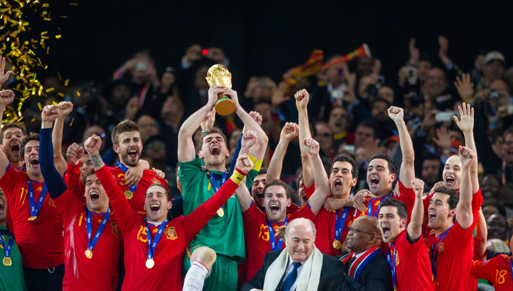 Iker Casillas levantando la ansiada Copa del Mundo en Sudáfrica.