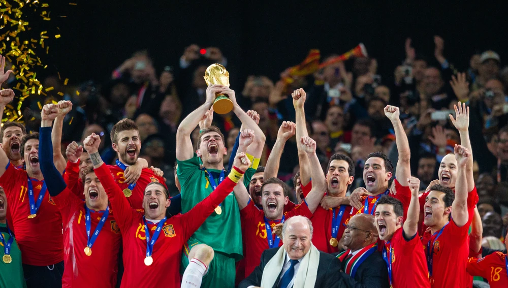 Iker Casillas levantando la ansiada Copa del Mundo en Sudáfrica. Iker Casillas levantando la ansiada Copa del Mundo en Sudáfrica.