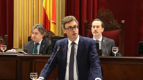 El Parlament convalida el decreto anticrisis al que Vox vota en contra El Parlament convalida el decreto anticrisis al que Vox vota en contra