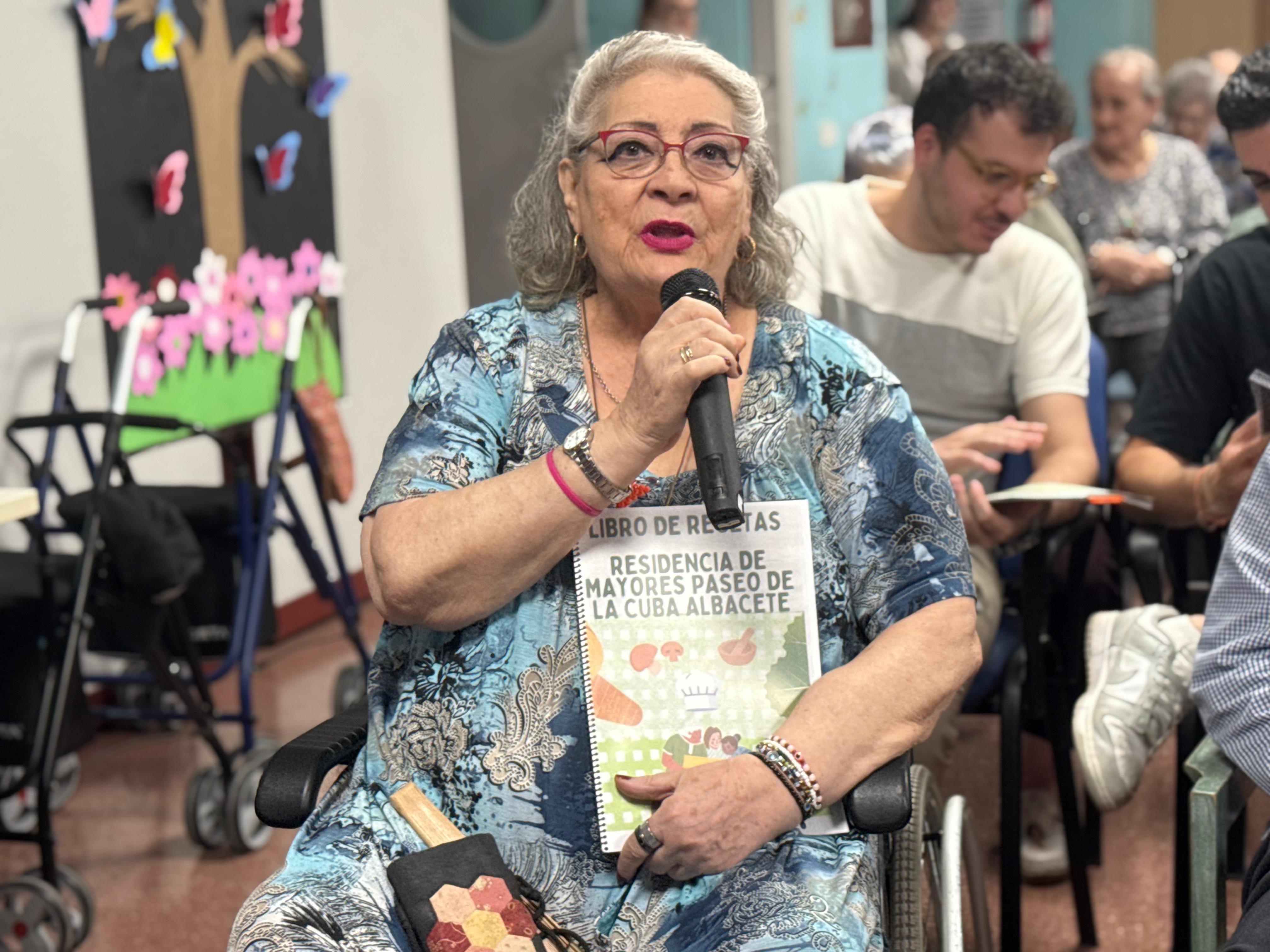 Jóvenes y mayores se unen para "cocinar" un nuevo libro de recetas Jóvenes y mayores se unen para "cocinar" un nuevo libro de recetas