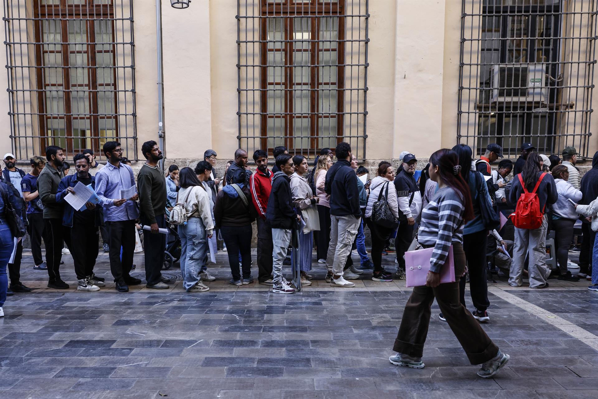 Entidades y ayuntamientos valencianos alertan de "falta de recursos" en la regularización de personas migrantes Entidades y ayuntamientos valencianos alertan de "falta de recursos" en la regularización de personas migrantes