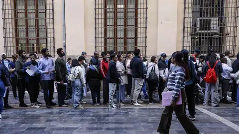 Varias personas hacen cola en las oficinas del padrón del Ayuntamiento de Valencia, a 20 de abril de 2026, en Valencia, Comunidad Valenciana (España). Varias personas hacen cola en las oficinas del padrón del Ayuntamiento de Valencia, a 20 de abril de 2026, en Valencia, Comunidad Valenciana (España).