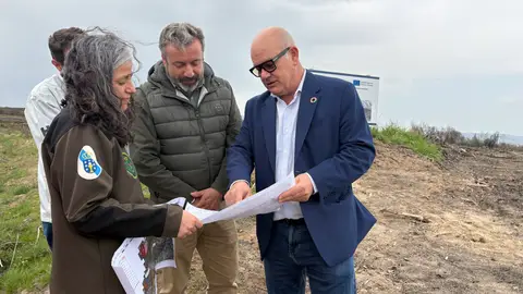Eladio Santos destaca o compromiso do Goberno coa protección dos montes ourensáns Eladio Santos destaca o compromiso do Goberno coa protección dos montes ourensáns
