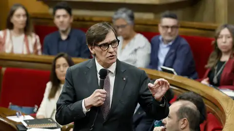 El presidente de la Generalitat, Salvador Illa, durante un pleno del Parlament. El presidente de la Generalitat, Salvador Illa, durante un pleno del Parlament.