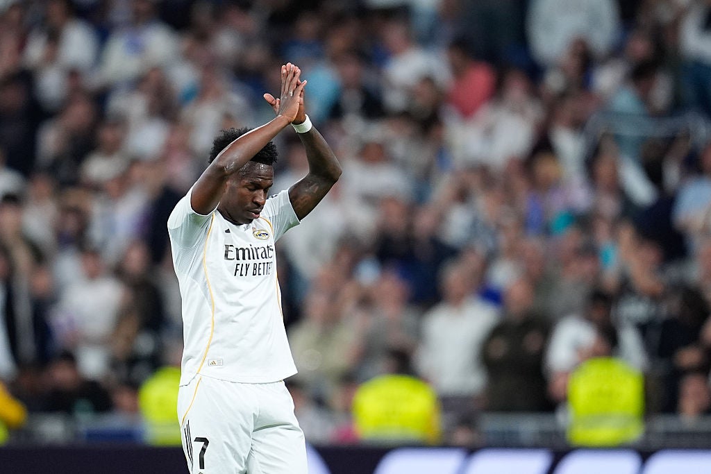 Vinicius pide perdón al Bernabéu tras los pitos recibidos por la afición Vinicius pide perdón al Bernabéu tras los pitos recibidos por la afición
