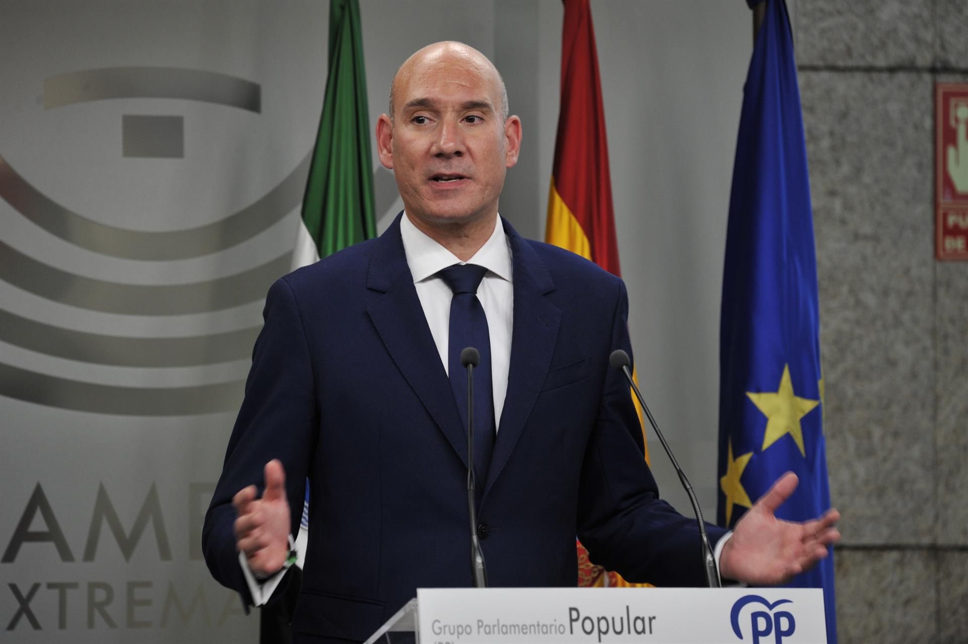 El PP remarca que el acuerdo con Vox está "inspirado" en el principio de "arraigo" pero también en la legalidad El PP remarca que el acuerdo con Vox está "inspirado" en el principio de "arraigo" pero también en la legalidad