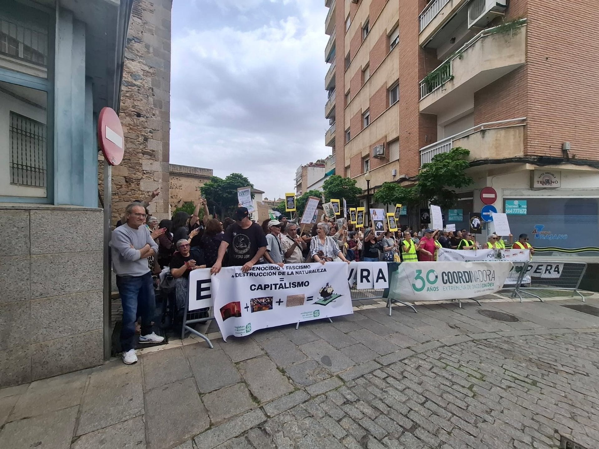 Un centenar de personas se concentran frente a la Asamblea en defensa de la cooperación extremeña Un centenar de personas se concentran frente a la Asamblea en defensa de la cooperación extremeña