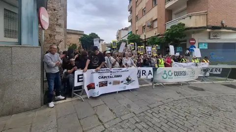 Un centenar de personas se concentran frente a la Asamblea en defensa de la cooperación extremeña Un centenar de personas se concentran frente a la Asamblea en defensa de la cooperación extremeña