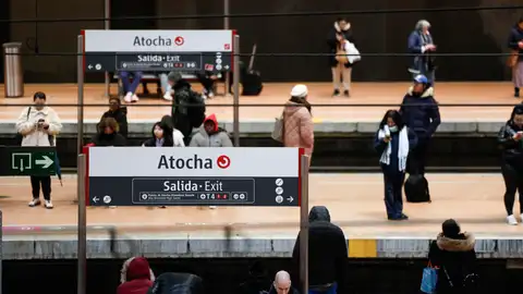 Pasajeros en la estación de Atocha de Madrid en una imagen de archivo. Pasajeros en la estación de Atocha de Madrid en una imagen de archivo.