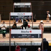 Pasajeros en la estación de Atocha de Madrid en una imagen de archivo.