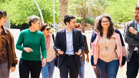 El Ministro ha estado acompañado por la exvicepresidenta de la Generalitat Mónica Oltra. El Ministro ha estado acompañado por la exvicepresidenta de la Generalitat Mónica Oltra.