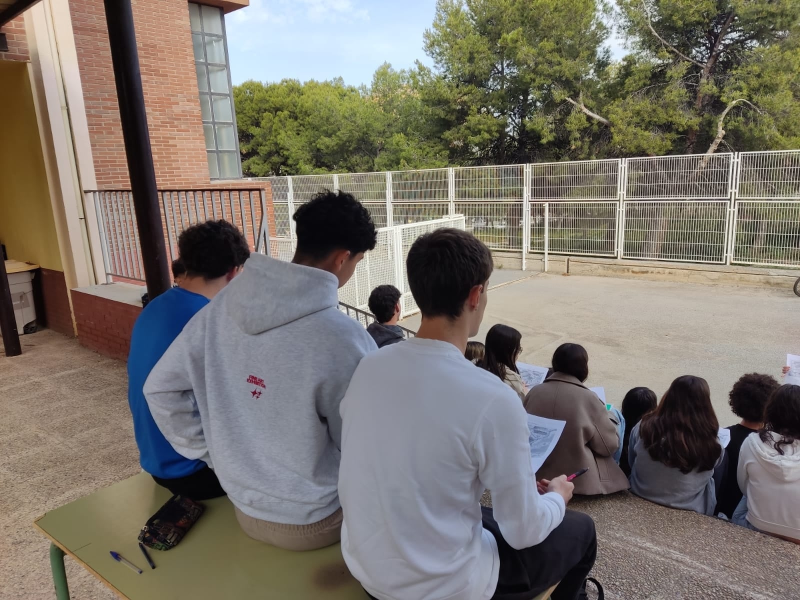 El IES Cabo de la Huerta de Alicante obligado a dar clase en sitios tan poco apropiados como las escaleras El IES Cabo de la Huerta de Alicante obligado a dar clase en sitios tan poco apropiados como las escaleras