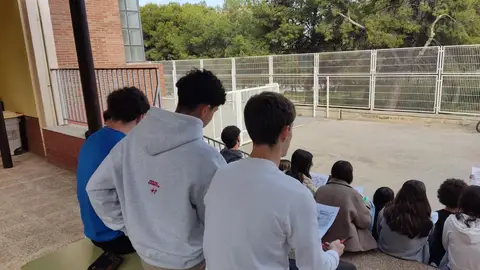 La clase de segundo de Bachillerato en las escaleras de acceso La clase de segundo de Bachillerato en las escaleras de acceso