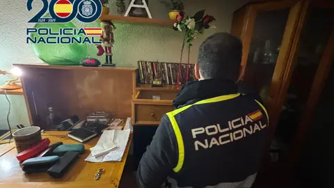 Agente de la Policía Nacional en la vivienda del hombre detenido en Elche. Agente de la Policía Nacional en la vivienda del hombre detenido en Elche.