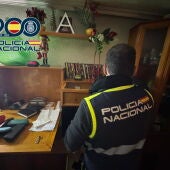 Agente de la Policía Nacional en la vivienda del hombre detenido en Elche.