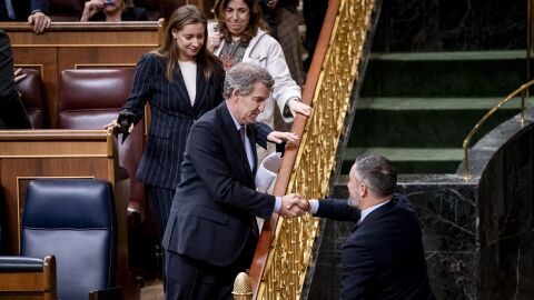 El presidente del Partido Popular, Alberto N&uacute;&ntilde;ez Feij&oacute;o, saluda al presidente de VOX, Santiago Abascal, a su salida de un pleno en el Congreso de los Diputados