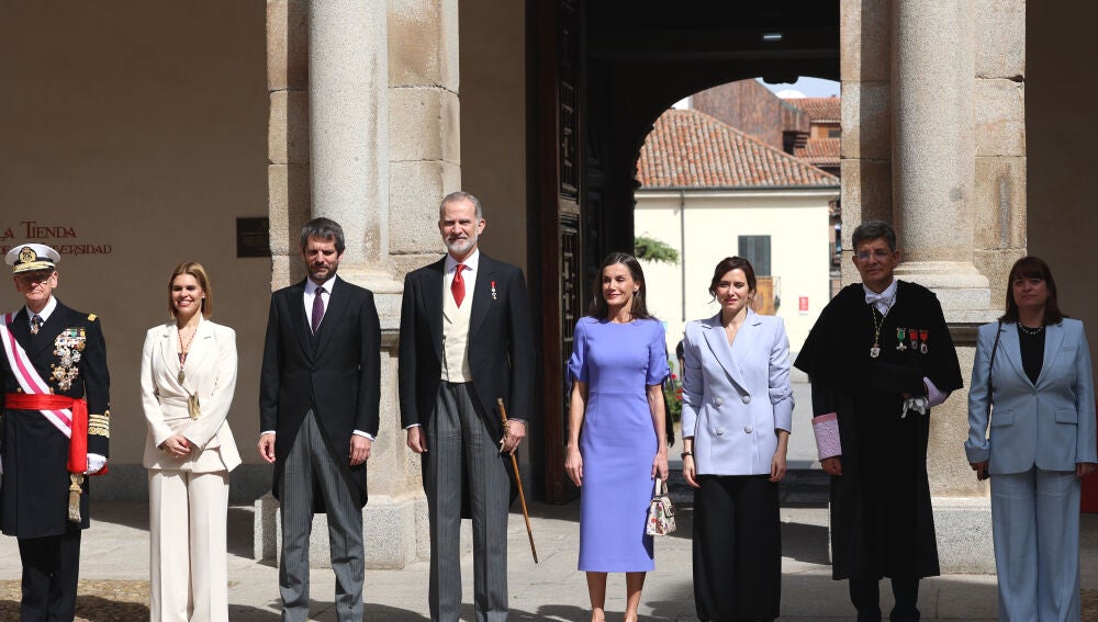 La alcaldesa del municipio, Judith Piquet, el ministro de Cultura, Ernest Urtasun, el Rey Felipe VI, la Reina Lerizia, la presidenta de la Comunidad de Madrid, Isabel Díaz Ayuso, y el rector de la Universidad de Alcalá de Henares, Carmelo García.
