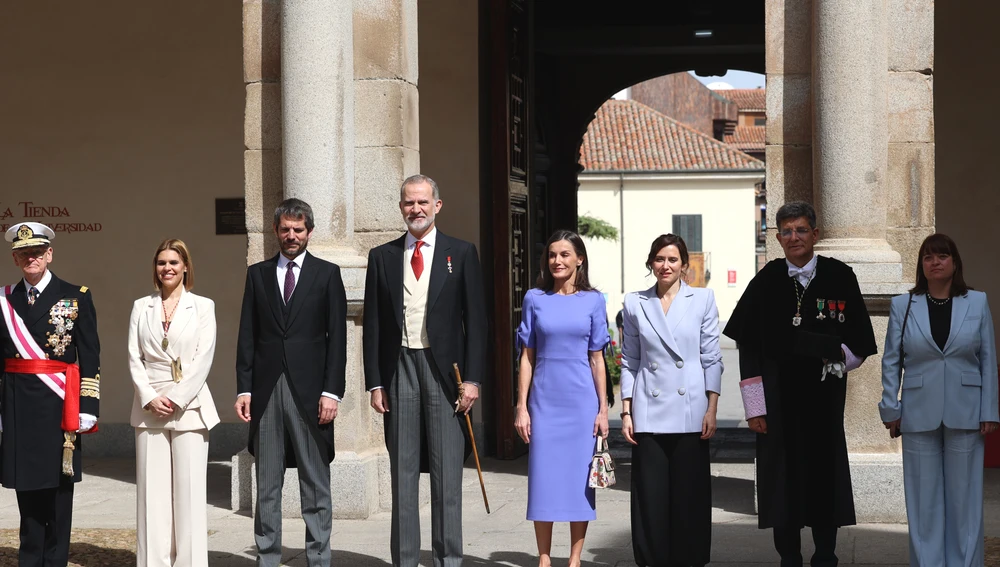 La alcaldesa del municipio, Judith Piquet, el ministro de Cultura, Ernest Urtasun, el Rey Felipe VI, la Reina Lerizia, la presidenta de la Comunidad de Madrid, Isabel Díaz Ayuso, y el rector de la Universidad de Alcalá de Henares, Carmelo García. La alcaldesa del municipio, Judith Piquet, el ministro de Cultura, Ernest Urtasun, el Rey Felipe VI, la Reina Lerizia, la presidenta de la Comunidad de Madrid, Isabel Díaz Ayuso, y el rector de la Universidad de Alcalá de Henares, Carmelo García.