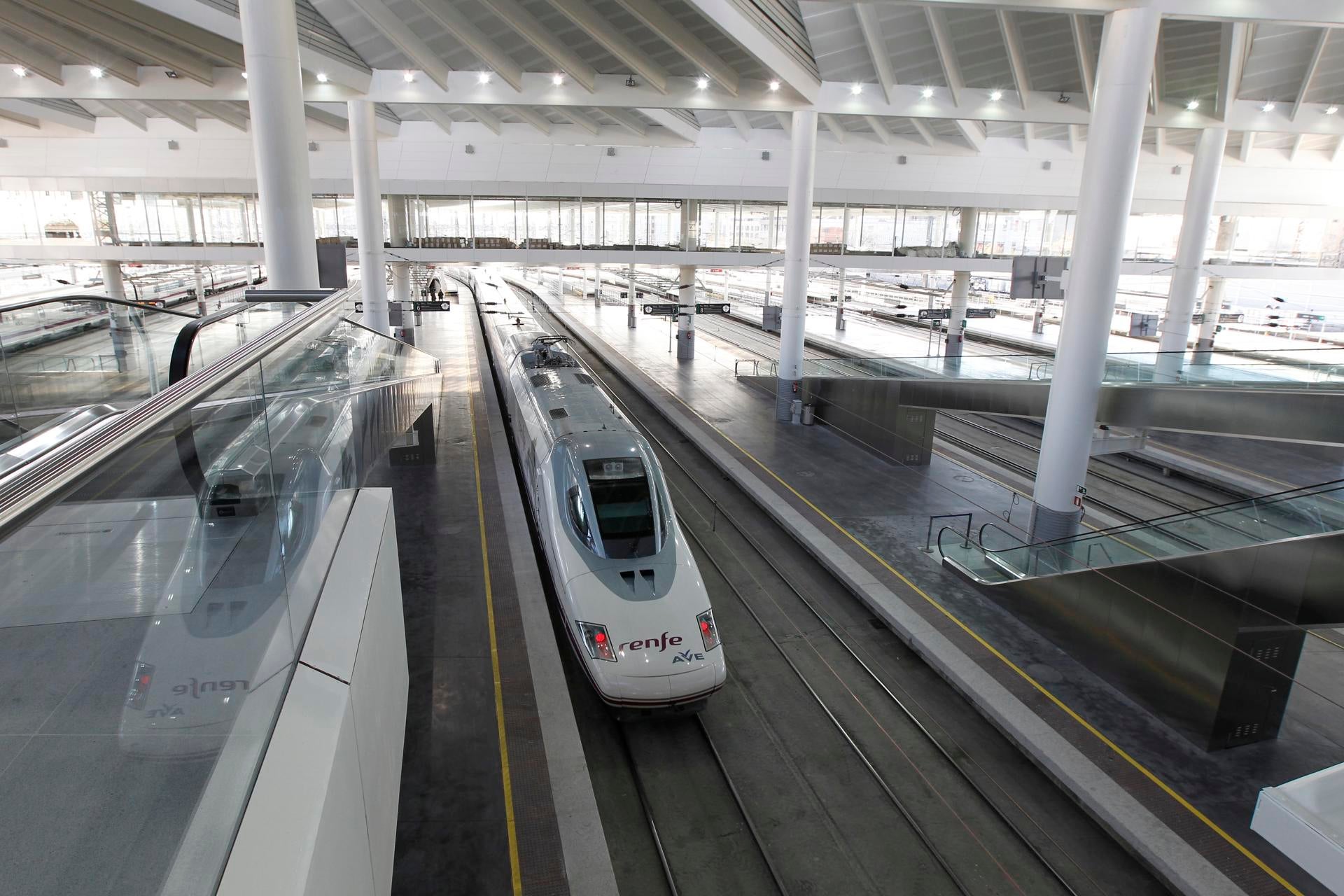 Imagen de archivo de un tren AVE. Imagen de archivo de un tren AVE.