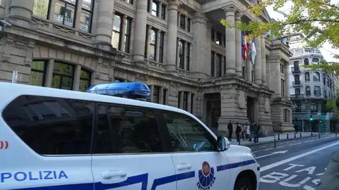 Patrulla junto a la Audiencia de Gipuzkoa Patrulla junto a la Audiencia de Gipuzkoa