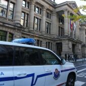 Patrulla junto a la Audiencia de Gipuzkoa