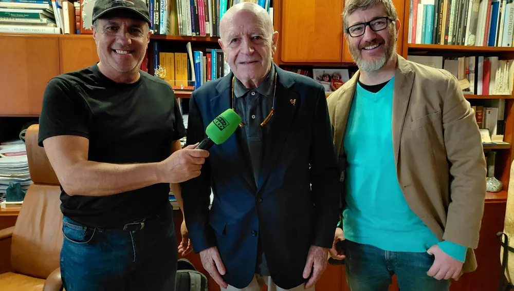 Agustín Prades y Manu Gon junto a Abel Matutes Juan durante la entrevista Agustín Prades y Manu Gon junto a Abel Matutes Juan durante la entrevista