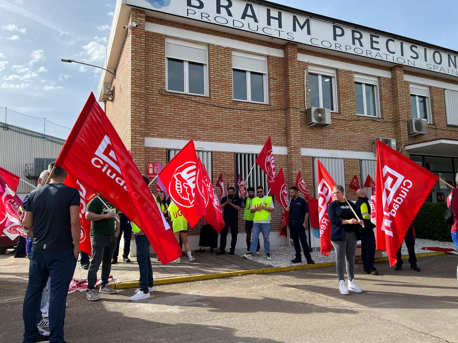En Manzanares concentración de los trabajadores de Brahm para exigir mejoras salariales En Manzanares concentración de los trabajadores de Brahm para exigir mejoras salariales