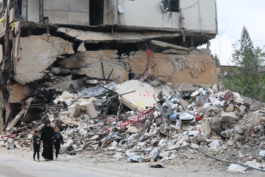 Personas caminan junto a los escombros de un edificio dañado por un ataque aéreo israelí en la aldea de Jibchit, al sur del Líbano, el 21 de abril de 2026. Personas caminan junto a los escombros de un edificio dañado por un ataque aéreo israelí en la aldea de Jibchit, al sur del Líbano, el 21 de abril de 2026.