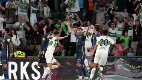 El Elche celebra el gol del triunfo. El Elche celebra el gol del triunfo.