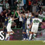 El Elche celebra el gol del triunfo.