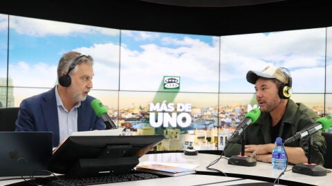 Miguel Poveda con Carlos Alsina