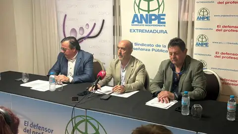 El Colegio Oficial de Psicología de Extremadura y ANPE firman un convenio para mejorar la salud mental del profesorado El Colegio Oficial de Psicología de Extremadura y ANPE firman un convenio para mejorar la salud mental del profesorado