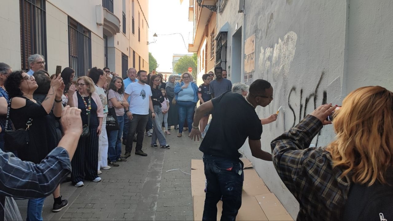 Concentración en la tarde de este miércoles en Almendralejo para borrar las pintadas racistas en la sede de Ruy López Concentración en la tarde de este miércoles en Almendralejo para borrar las pintadas racistas en la sede de Ruy López