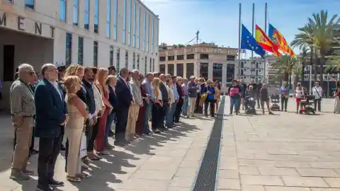 Benidorm guarda tres minutos de silencio en señal de duelo por el fallecimiento ayer de dos operarios en accidente laboral Benidorm guarda tres minutos de silencio en señal de duelo por el fallecimiento ayer de dos operarios en accidente laboral
