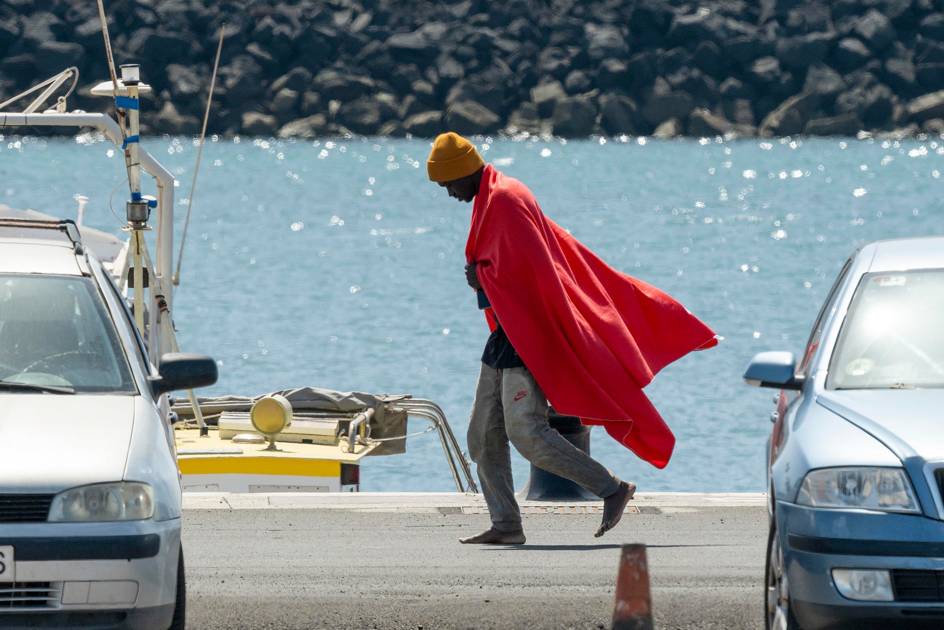 Un inmigrante en el puerto de Arrecife. Un inmigrante en el puerto de Arrecife.
