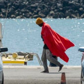 Un inmigrante en el puerto de Arrecife.
