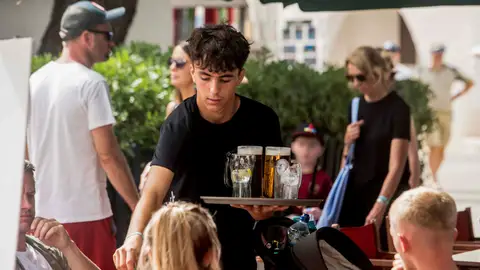 Fotografía de archivo de un camarero en un municipio de Menorca. Fotografía de archivo de un camarero en un municipio de Menorca.