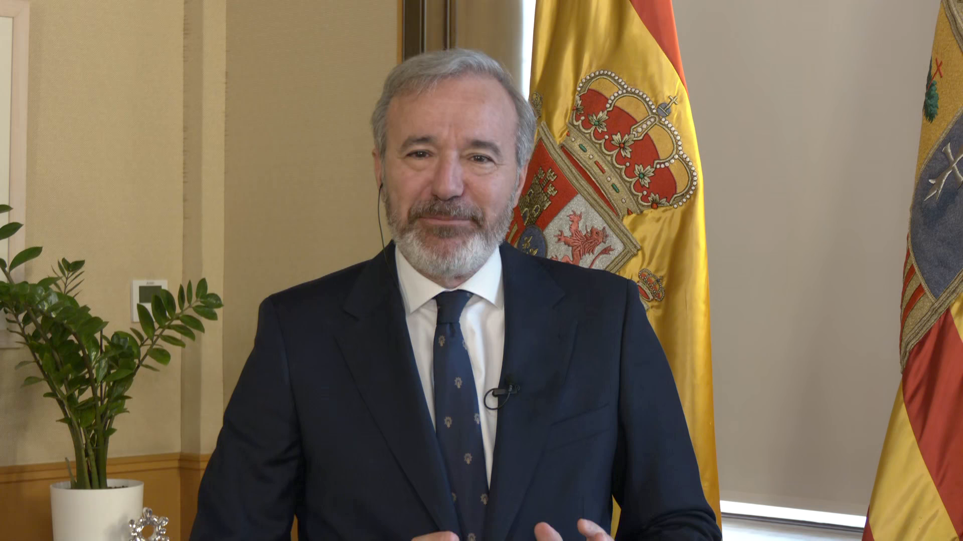 Jorge Azcón reivindica su acuerdo con Vox y sale al paso de las críticas por la prioridad nacional: "No se puede leer una frase a medias" Jorge Azcón reivindica su acuerdo con Vox y sale al paso de las críticas por la prioridad nacional: "No se puede leer una frase a medias"