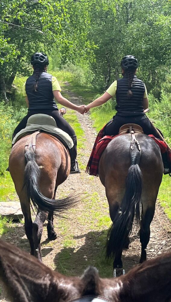 Las hijas de María José Menéndez Navia a caballo en Cangas del Narcea