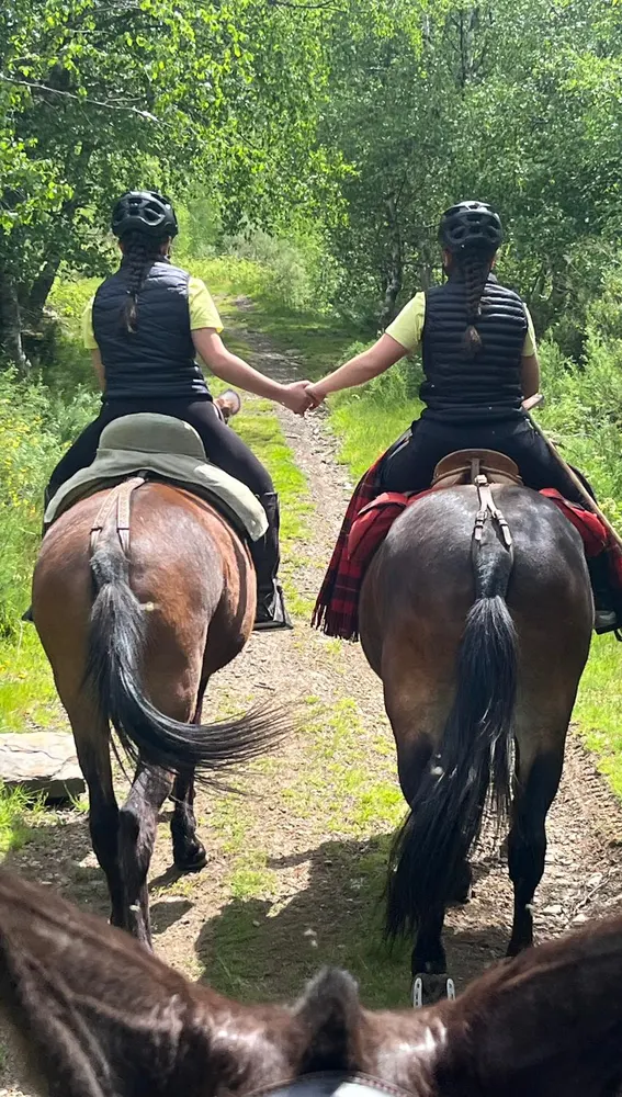 Las hijas de María José Menéndez Navia a caballo en Cangas del Narcea Las hijas de María José Menéndez Navia a caballo en Cangas del Narcea